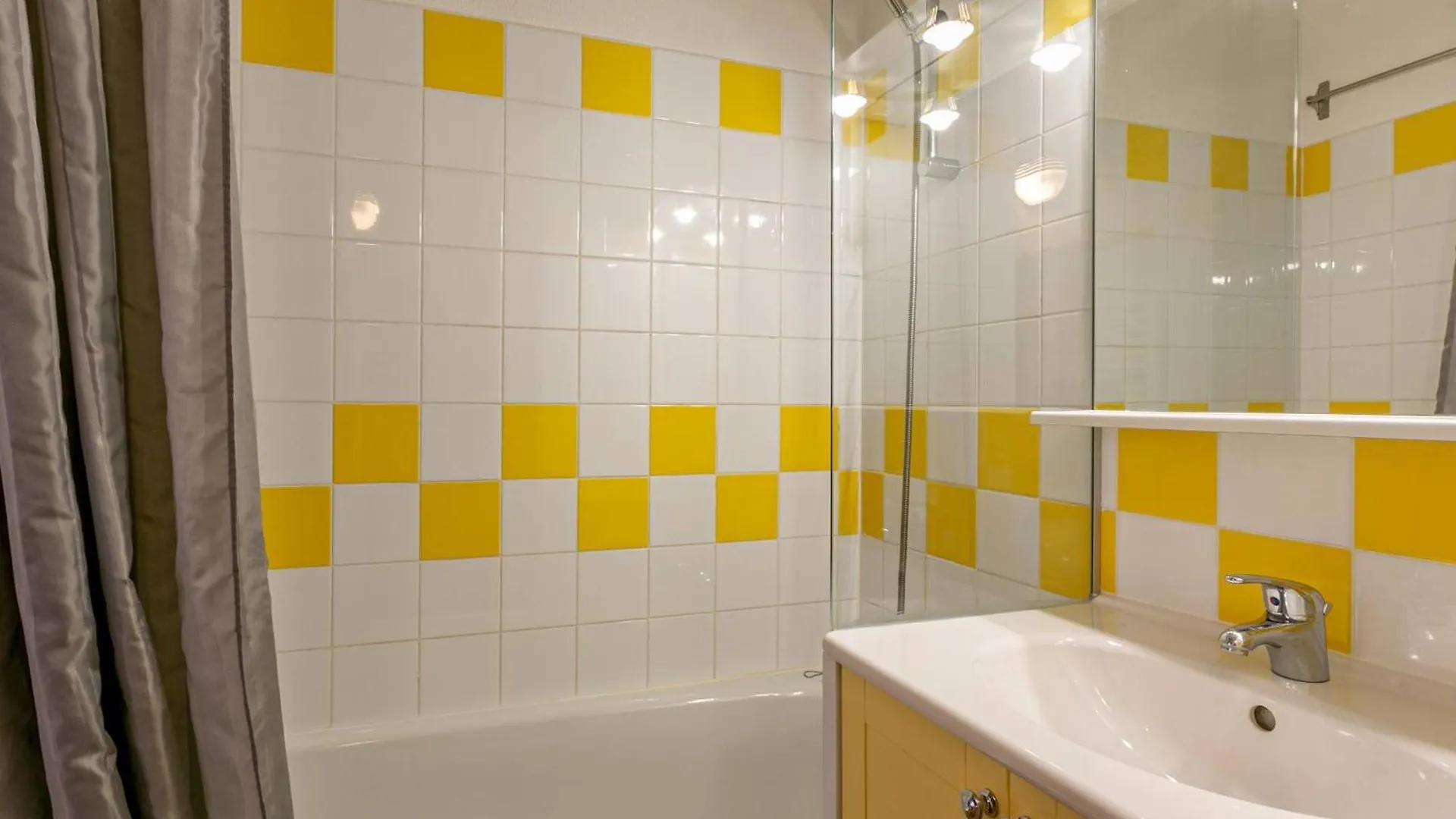 Charmant 2 Pieces A La Plagne Pour 4 Personnes Avec Balcon, Proche Pistes Et Commerces - Fr-1-353-44 Apartment